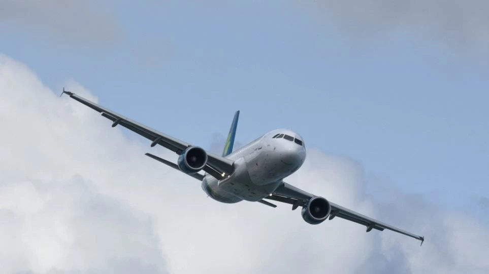 Αεροσυνοδός κρυβόταν στο ντουλάπι χειραποσκευών πάνω από τους επιβάτες «για πλάκα»! (βίντεο)